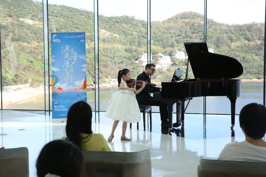 海島音樂(lè)會(huì)上Yeonah Kim演奏.jpg